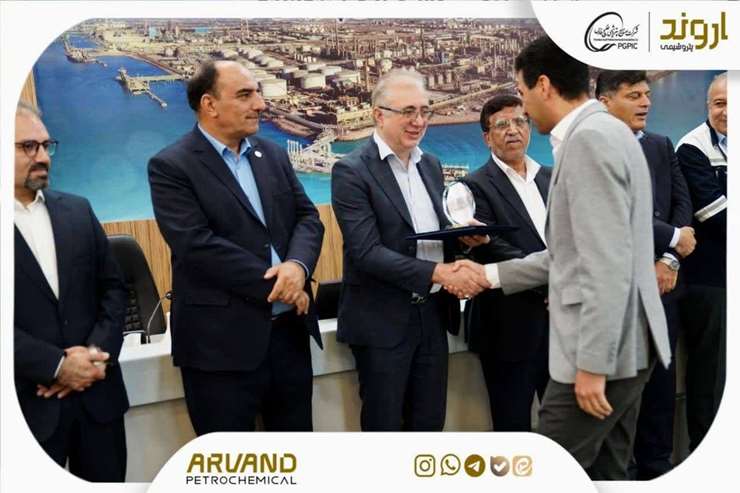 تندیس بلورین دوازدهمین دوره جایزه تعالی صنعت پتروشیمی به پتروشیمی اروند رسید